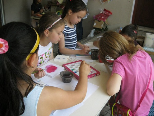 Деца, гости и туристи на Казанлък направиха рози в “Ателието“ / Новини от Казанлък