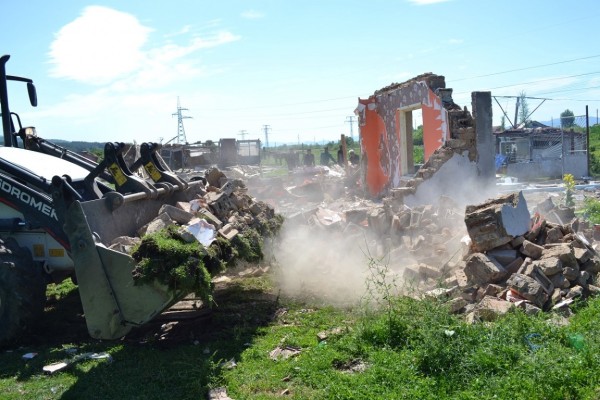 Община Казанлък започна премахването на незаконни постройки на входа на града / Новини от Казанлък