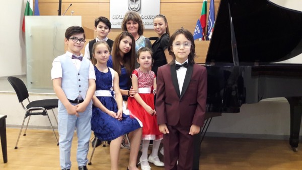 Възпитаниците на Елена Юлиянова отново покориха сцените на международни конкурси / Новини от Казанлък