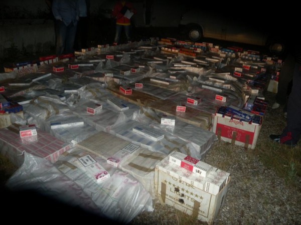 Полицаите откриха 9640 къса цигари без бандерол в магазин / Новини от Казанлък
