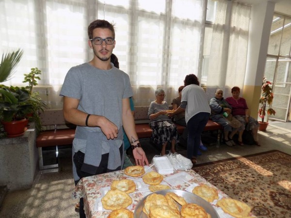 Доброволци представиха страните си чрез традиционна кухня в дом за стари хора / Новини от Казанлък