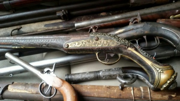 Задигнаха старинни оръжия от заведение в Шипка / Новини от Казанлък