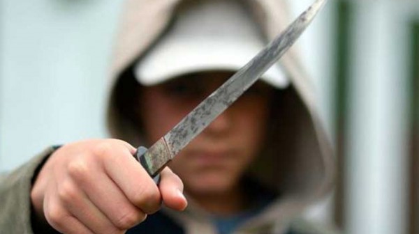 Съдът оставя в ареста двама казанлъшки хулигани, вадили ножове срещу полицаи по “Искра“  / Новини от Казанлък