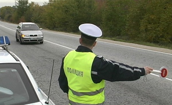 Шофьор с фалшива испанска книжка задържаха полицаите / Новини от Казанлък
