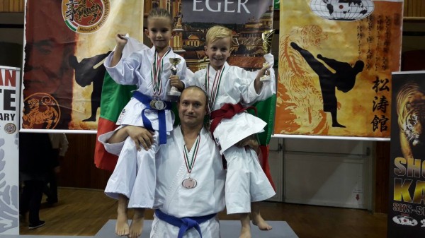 Клубът на Илиян Дянков се завърна от Унгария с двама Световни шампиони по карате / Новини от Казанлък