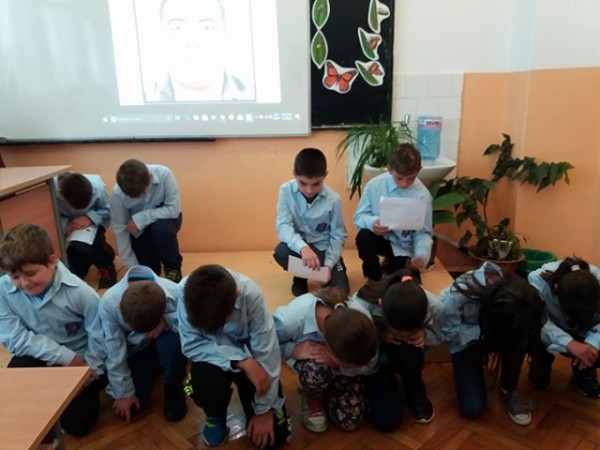 Деца от читалището в Енина отбелязаха празника на полицаите / Новини от Казанлък