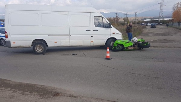 Моторист пострада тежко след катастрофа в Казанлък / Новини от Казанлък