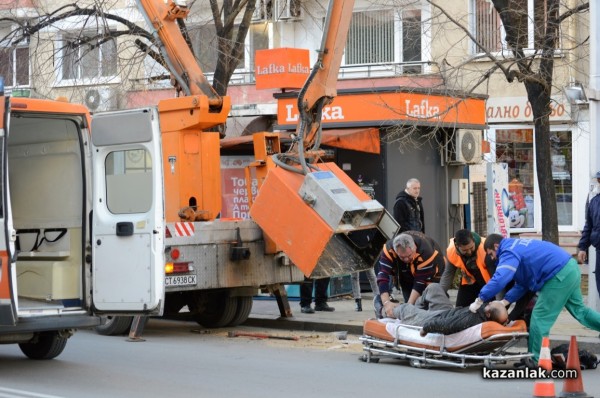 Ужасен инцидент: Двама работници паднаха от вишката при ремонта на градското осветление / Новини от Казанлък