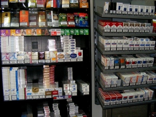 Апаши свиха цигарите от два магазина за една нощ / Новини от Казанлък