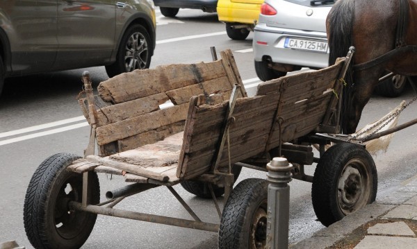 73-годишен шофьор се натресе в каруца по пътя към Овощник / Новини от Казанлък