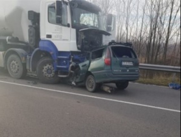 Мъж загина при челен удар между камион и лека кола по пътя Казанлък-Стара Загора / Новини от Казанлък