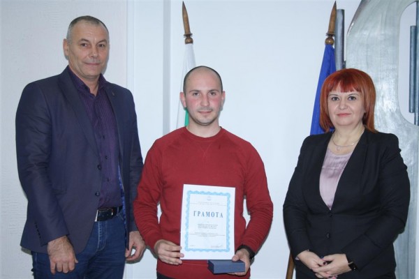 Казанлъшки доброволец получи Почетния знак на областния управител / Новини от Казанлък
