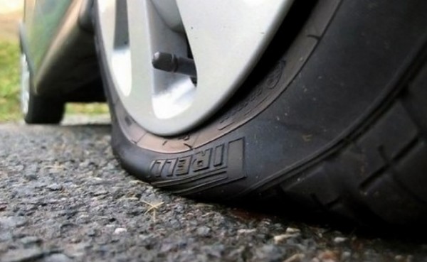 Спукаха гумите и надраха паркирана кола в Казанлък / Новини от Казанлък