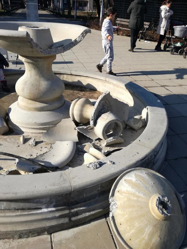 18-годишен е потрошил фонтана в центъра / Новини от Казанлък