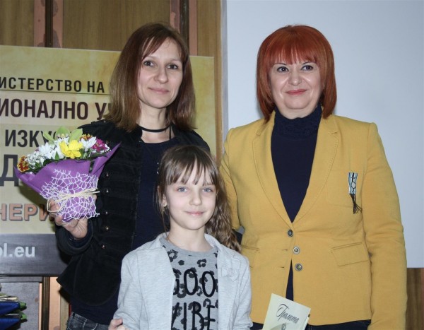 80 ученици бяха наградени в конкурса “Наследници на Дечко Узунов“ / Новини от Казанлък