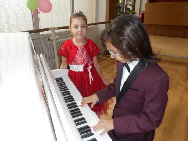 Нов блестящ успех за учениците от клавирния клас на Елена Юлиянова / Новини от Казанлък