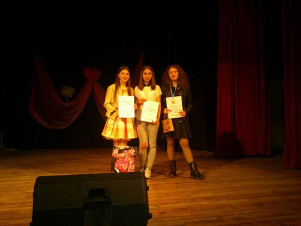 3 награди за Школата за забавна песен от конкурса „С песен да възродим доброто“ / Новини от Казанлък