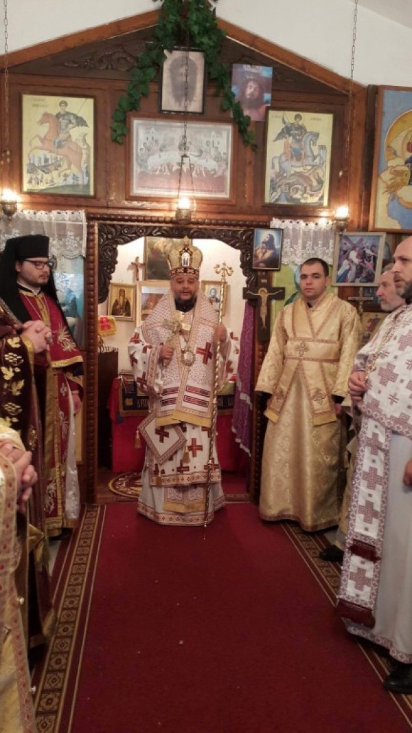 Старозагорският митрополит отслужи литургия в църквата в Осетеново / Новини от Казанлък