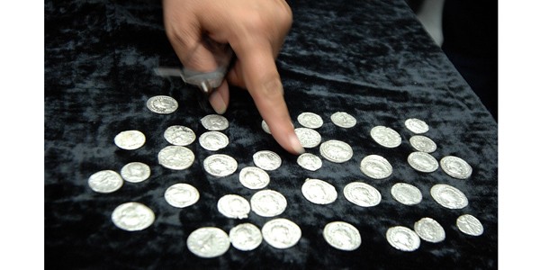 Иззети тракийски монети и трева след претърсване по домовете  / Новини от Казанлък