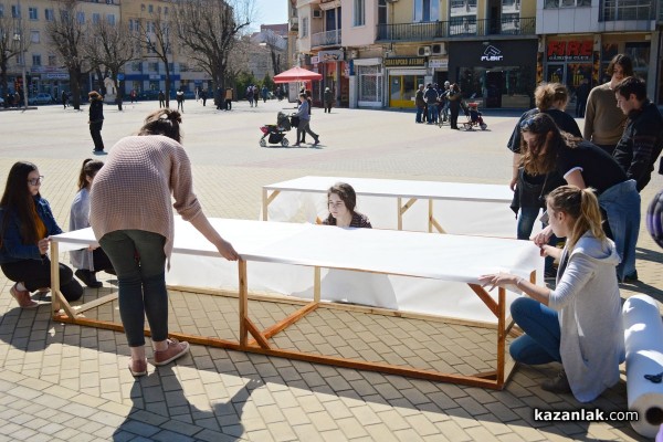 Ученици от Казанлък изграждат художествена инсталация на площада / Новини от Казанлък