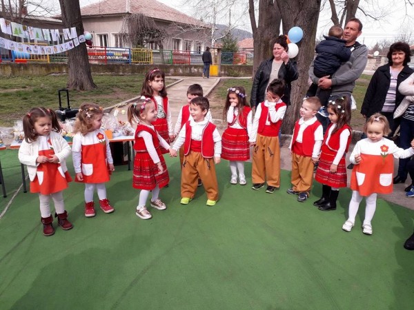 Благотворителен базар за детската градина, организираха в Розово / Новини от Казанлък