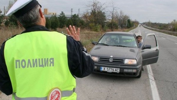 Шофьор без гражданска отговорност опита да подкупи катаджии / Новини от Казанлък