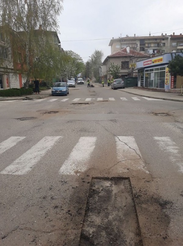 Започна запълването на зимните дупки по улиците / Новини от Казанлък