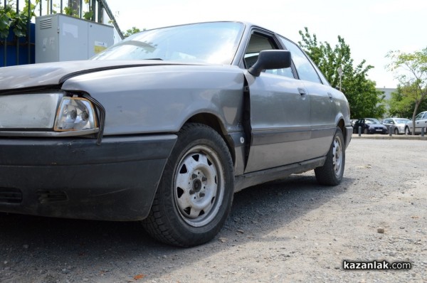 Палет падна върху паркирани автомобили в Крън / Новини от Казанлък