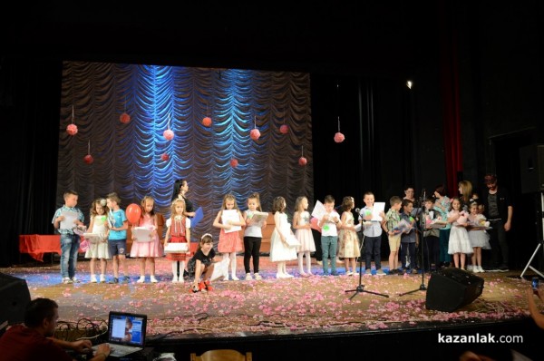 50 деца пяха в Националния конкурс „Искричка“ / Новини от Казанлък