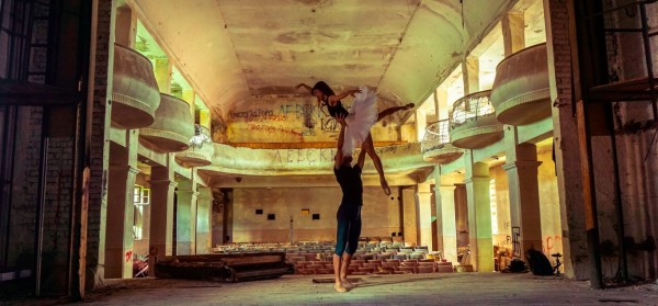 Уникална балетна фотосесия в рушащото се читалище в Шипка / Новини от Казанлък