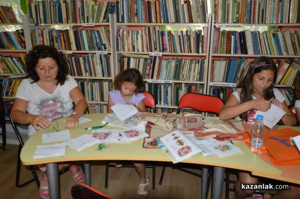 Творчески ателиета обучават деца и младежи в библиотека “Искра“ / Новини от Казанлък