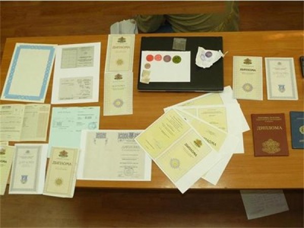 Заловиха местни фалшификатори на документи при спецакция / Новини от Казанлък
