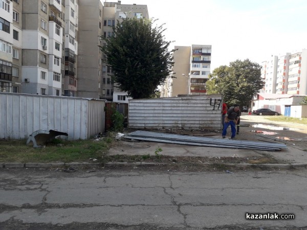 Общината започна премахването на нерегистрирани и неплатени гаражи / Новини от Казанлък