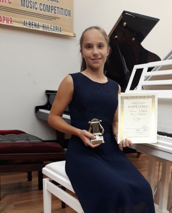 Дъжд от награди за талантливата казанлъшка пианистка Виктория Влахова / Новини от Казанлък