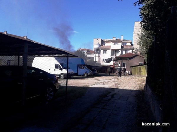 Автомобил се запали преди минути в централната част на Казанлък / Новини от Казанлък