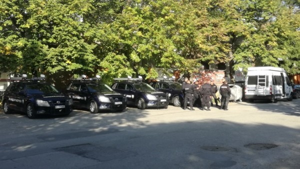 Роми нападнаха полицията в Гълъбово - жандармерията обсади града / Новини от Казанлък