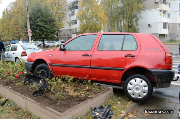 Неопитен шофьор качи колата си върху бетонните саксии по бул. „Ал. Батенберг“ / Новини от Казанлък