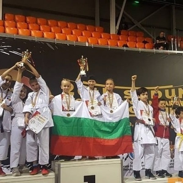 Световна титла и медали спечелиха казанлъшките каратисти / Новини от Казанлък