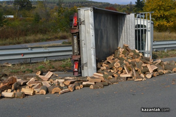 Камион с дърва се обърна на околовръстното / Новини от Казанлък