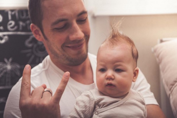 От днес на ход са бащите - стартира фотоконкурса “Да бъдеш баща“ / Новини от Казанлък