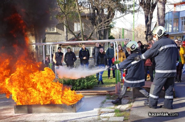 Ученици гасиха “пожари“ с доброволците в Пожарната / Новини от Казанлък