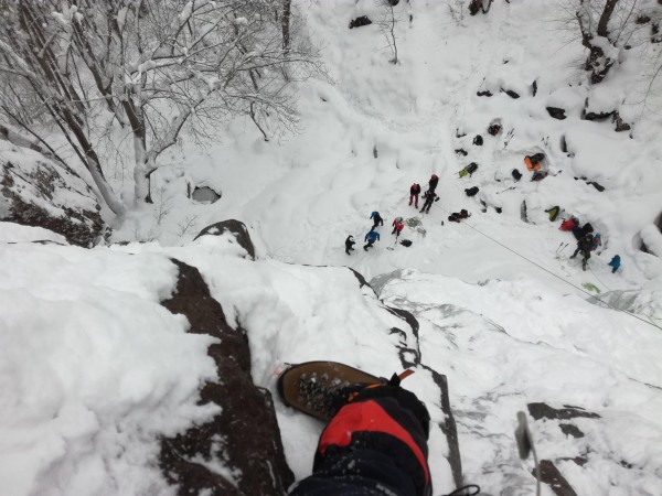 Алпинисти се катериха по замръзналия Боянски водопад / Новини от Казанлък