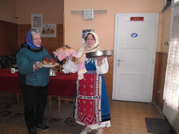 Туристите ветерани възродиха традициите на Бабинден / Новини от Казанлък