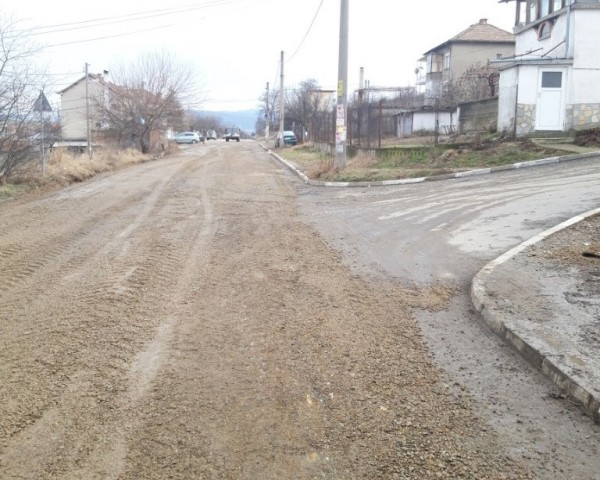 След сигнали в РепорТИ почистиха сметище в Казанлък и заравняват улица в Копринка / Новини от Казанлък