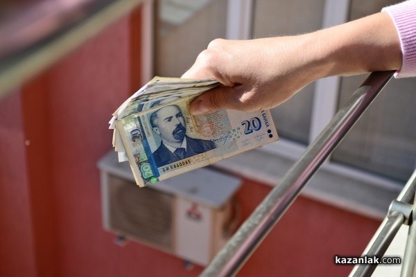 Поредна жертва на телефонни измамници дала злато и пари / Новини от Казанлък