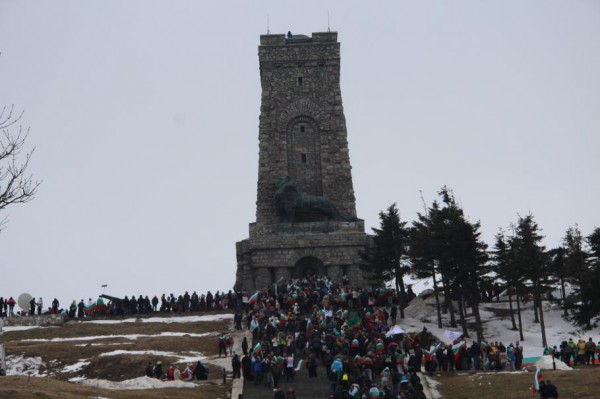 Близо 50 000 човека изкачиха връх Шипка на Националния празник / Новини от Казанлък