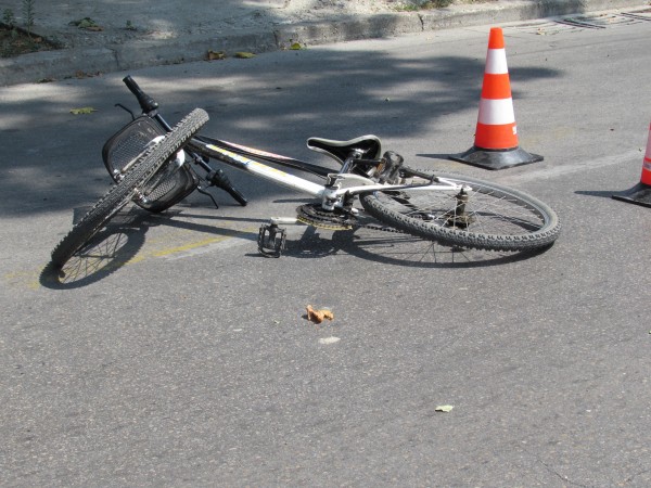 Шофьор потроши велосипедист на връщане от Националния празник на връх Шипка / Новини от Казанлък