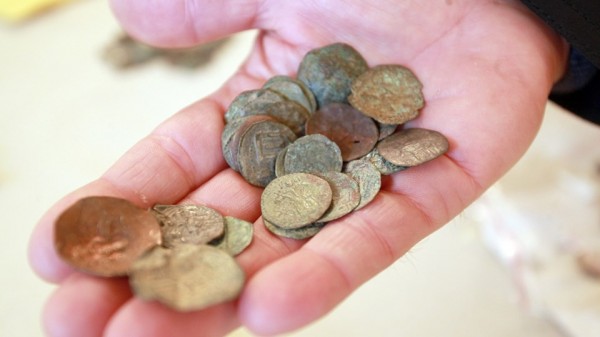 Спецакция разкри множество византийски и римски монети в дома на двама иманяри / Новини от Казанлък