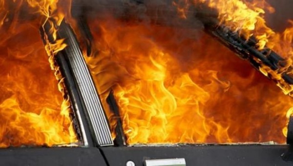 Колата на енинец изгоря пред дома му / Новини от Казанлък