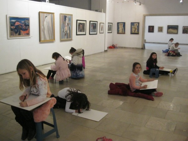 Малките художници от “Арт линия“ прерисуваха картини на Дечко Узунов / Новини от Казанлък